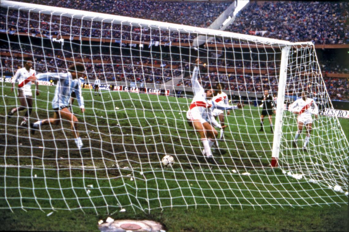Ricardo Gareca ya tiene el balón en la mira. Segundos después, anotó el gol que clasificó al Mundial de México 1986. Argentina fue campeón sin el 'Tigre'. (Foto: El Gráfico)