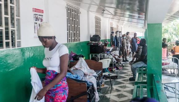 Los pacientes heridos descansan en un hospital en Les Cayes el 15 de agosto de 2021, luego de que un terremoto de magnitud 7.2 sacudiera la península suroeste del país. (Foto: Reginald LOUISSAINT JR / AFP)