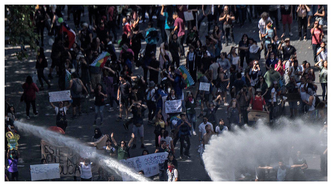 Chile: Carabineros dispersaron a manifestantes que llegaron a Plaza Italia (VIDEO)