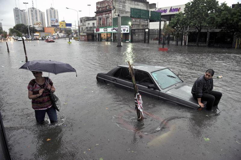 Buenos Aires: Temporal causa inundaciones y destrozos sin víctimas