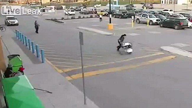 ​YouTube: presunta ladrona sufre inesperado revés al intentar escapar con mercadería