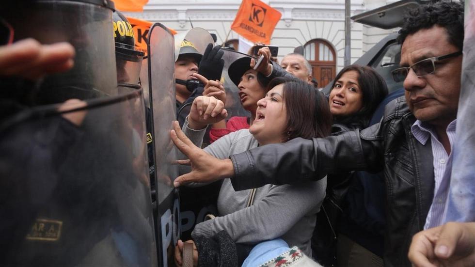 Keiko Fujimori: Se unen más simpatizantes fujimoristas y se generan disturbios afuera de Sala Penal | Galería 