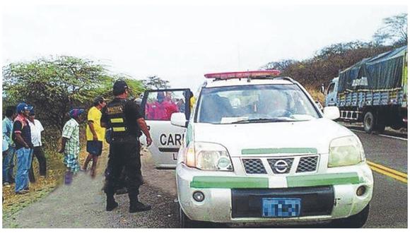 Extranjero denunció que los agentes de Carreteras de Las Lomas le sustrajeron el dinero y un par de zapatillas durante operativo.