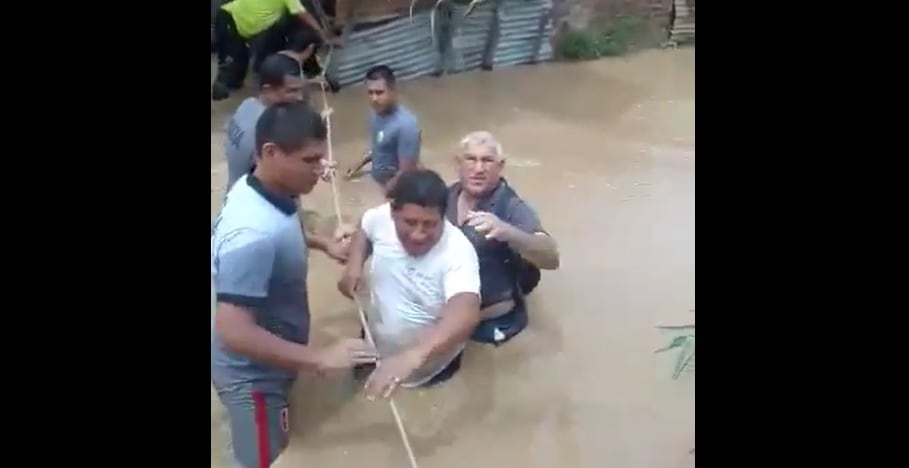 Ciclón Yaku: Rescatan a familia que estaba aislada hace tres días en Lambayeque (VIDEO)