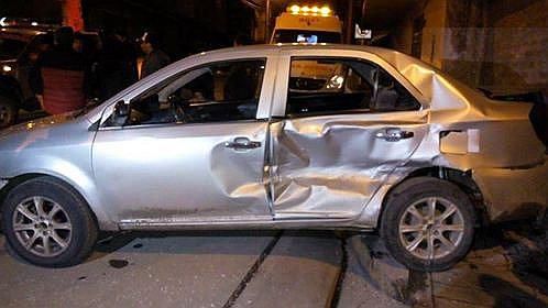 Choque vehicular causa lesiones a madre e hijo 