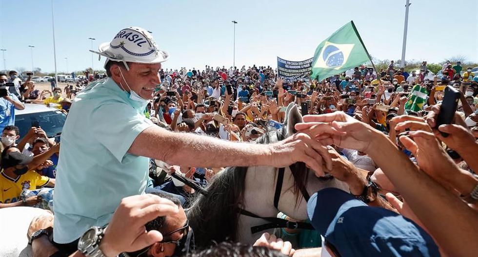El presidente de Brasil, Jair Bolsonaro, es recibido por cientos de personas en una visita a la ciudad de Sao Raimundo Nonato, en el estado de Piauí, el 30 de julio de 2020. (Foto: EFE).