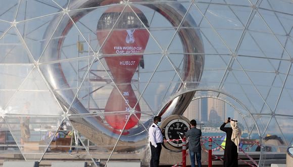 Esta imagen muestra el reloj de cuenta regresiva a lo largo de Doha Corniche, el 3 de febrero de 2022, mientras Qatar se prepara para albergar la Copa Mundial de la FIFA 2022. (Foto de KARIM JAAFAR / AFP)