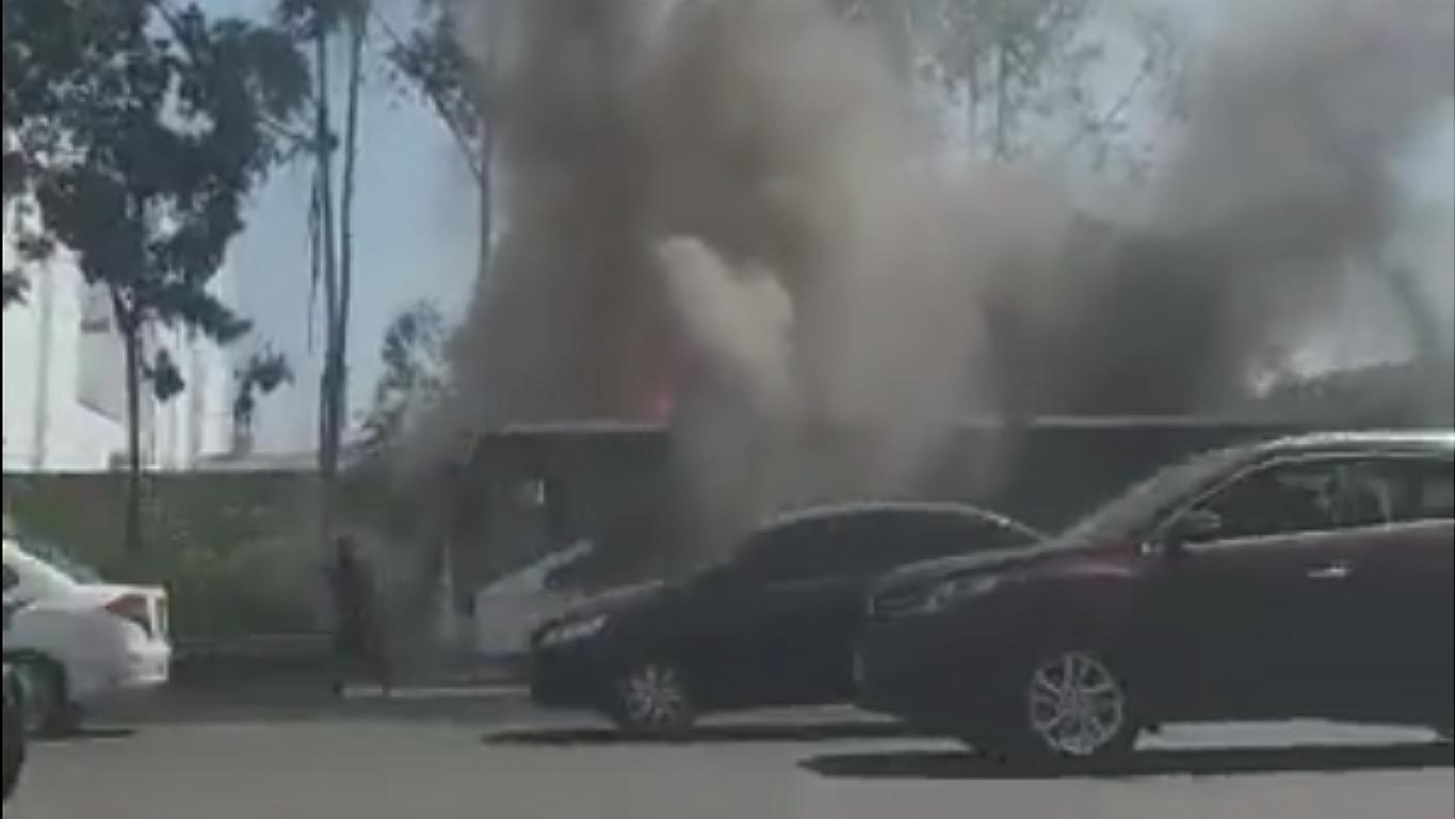 Bus se incendia en la Panamericana Sur a la altura de la avenida El Derby (VIDEO)
