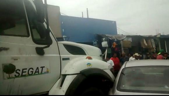 Trujillo: Compactadora del Segat se estrella contra automóvil 
