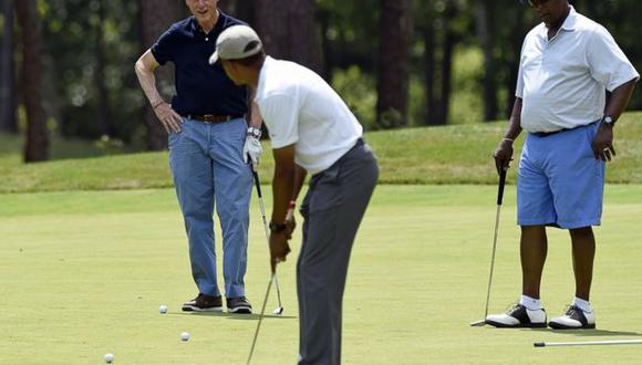 Obama juega al golf con Bill Clinton en sus vacaciones de verano