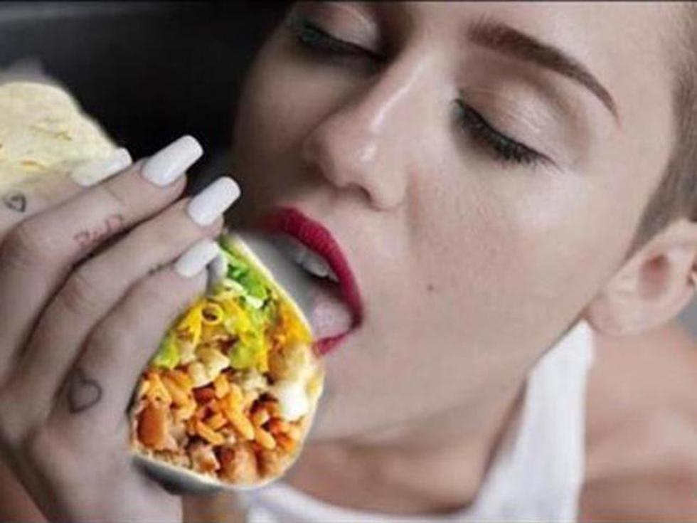 Miley Cyrus y sus 'memes' tras desnudo en video musical (FOTOS)