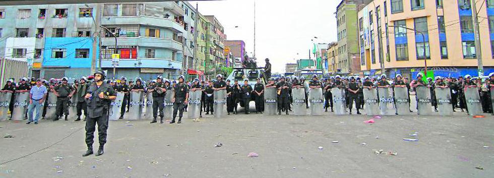Tensión en La Parada: Comerciantes se mantienen atrincherados 
