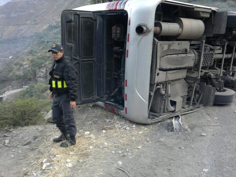 Más de 20 muertos por volcadura de bus en Huacho