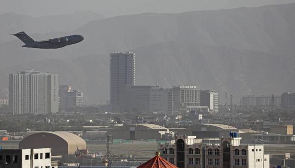 Un avión de la Fuerza Aérea de Estados Unidos despega del aeropuerto militar en Kabul (Afganistán), el 27 de agosto de 2021. (AFP).