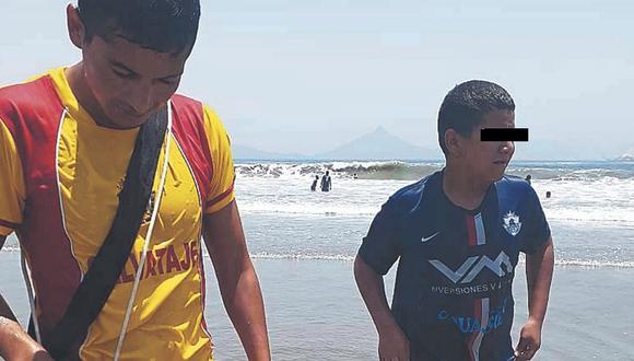 Rescatan a tres en la playa Los Chimus 