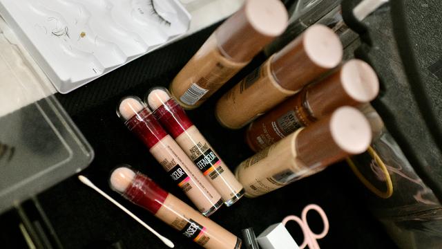 Maquillaje grasoso podría facilitar adherencia del coronavirus