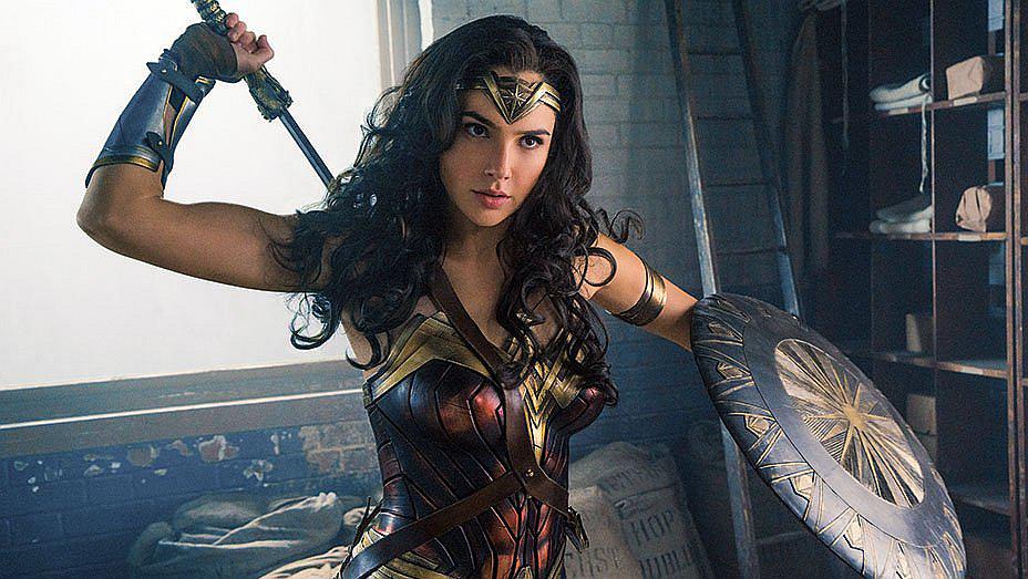 Warner Bros tomó esta decisión tras amenaza de Gal Gadot sobre Brett Ratner