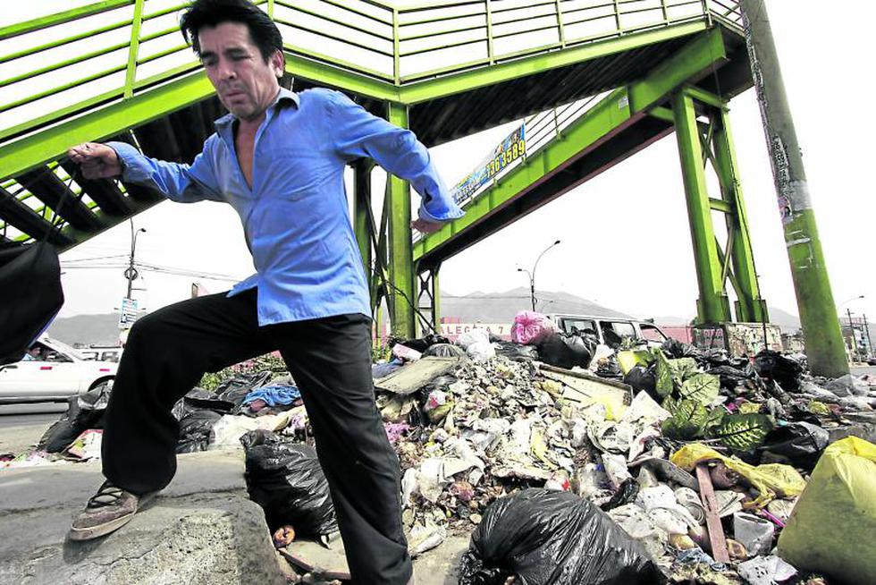 Cerros de basura invaden diversas calles de Comas 