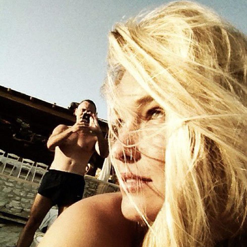 Fotos: Bar Refaeli posa en bikini en isla griega 