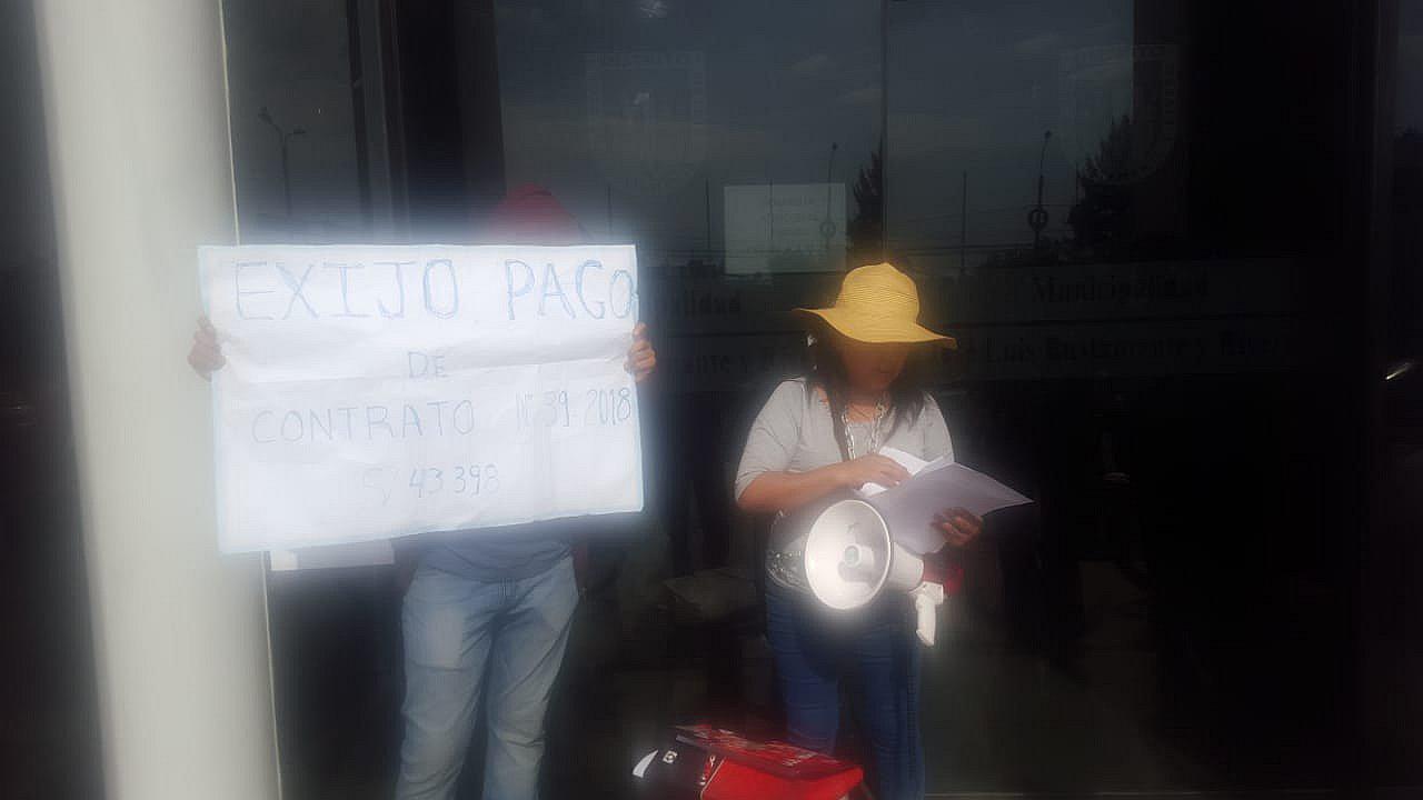 Mujer se encadena a municipio para reclamar deuda del 2018