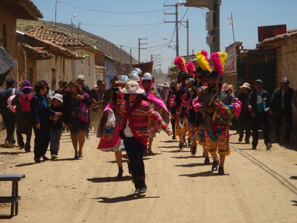 Largas colas por agua de la virgen del Cocharcas (FOTOS)