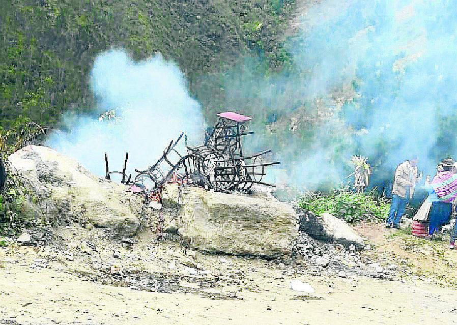 Ronderos campesinos  de Ollachea queman  enseres de dos cantinas