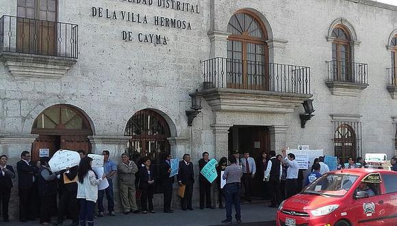 Trabajadores de Cayma protestan por sueldos y alcalde en licencia interviene