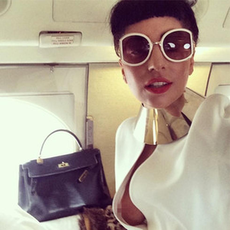 Lady Gaga muestra su seno en las redes sociales 