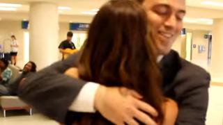 Youtube: Joven sorprende a su novia en el aeropuerto con canción de Bruno Mars (VIDEO)