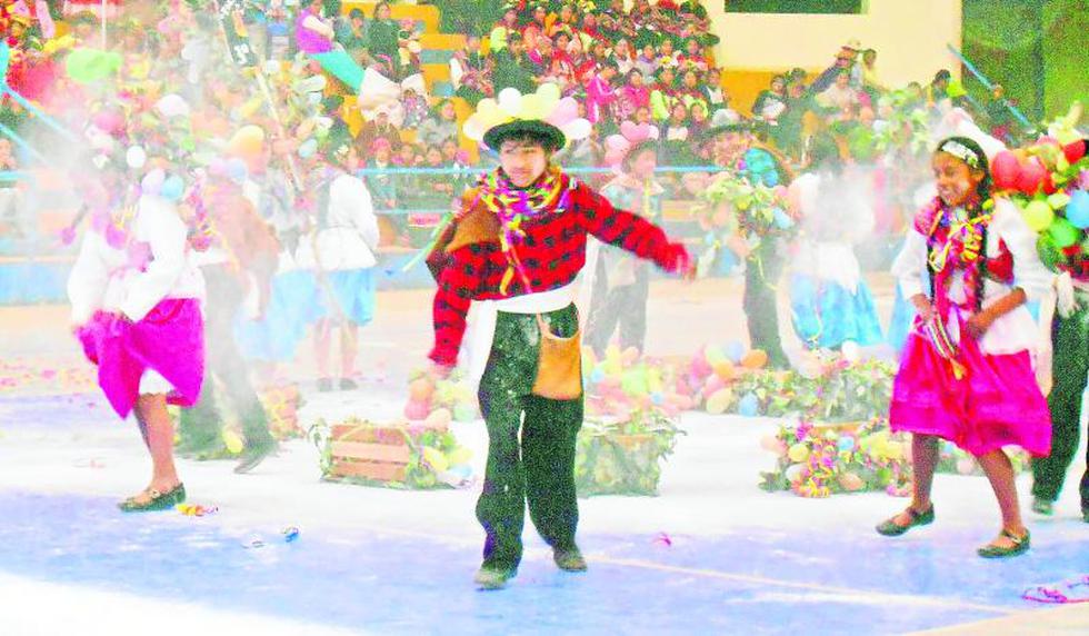 "Panchas" danzaron en alegre festival folklorico
