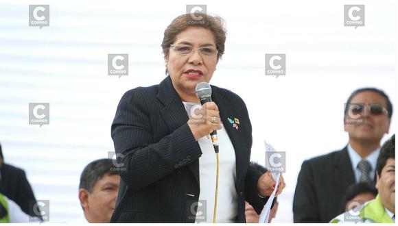 Luz Salgado: "Tienen un puente inconcluso porque alguien se llevó el dinero de los peruanos"