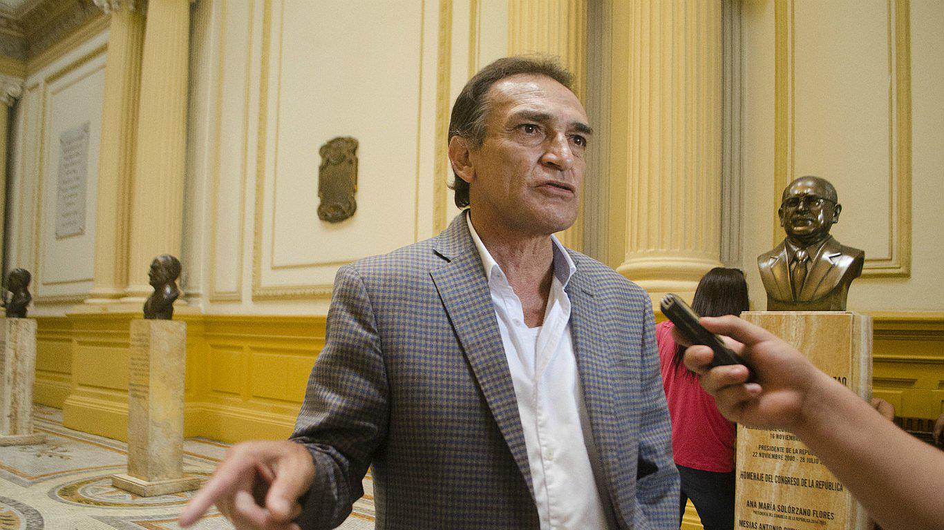 Héctor Becerril: "Bruce está con sangre en el ojo"