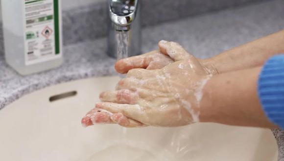 Lavarse las manos con agua y jabón ayuda a prevenir el contagio del coronavirus (Foto: AFP)