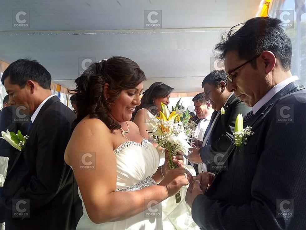Matrimonio masivo congregó a 110 parejas en Cerro Colorado (FOTOS)