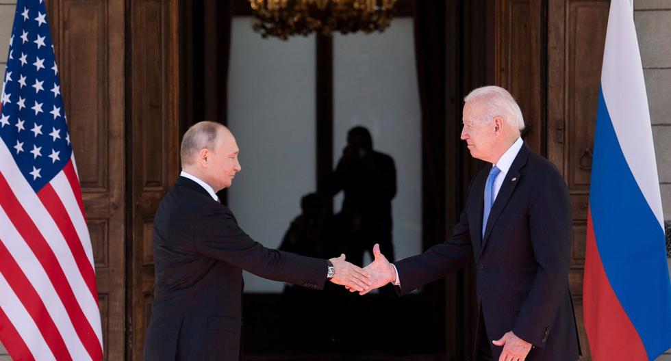El presidente ruso Vladimir Putin (izq.) le da la mano al mandatario estadounidense Joe Biden antes de la cumbre entre Estados Unidos y Rusia en Villa La Grange, en Ginebra, el 16 de junio de 2021. (Brendan Smialowski / AFP).
