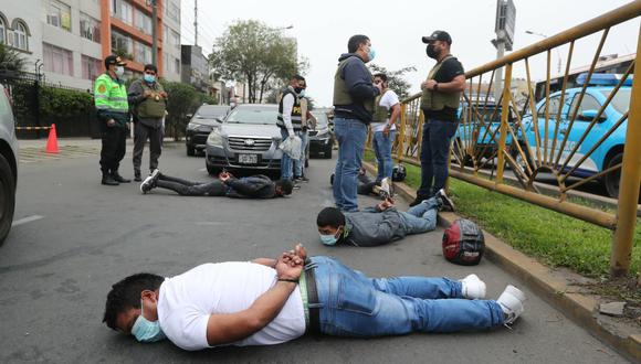 El coronel Carlos Soler Contreras, jefe de la División de Investigación de Robos de la Dirincri,  detalló que se detuvo a cuatro hombres y una mujer. Todos tienen antecedentes policiales. (Foto: Lino Chipana / GEC)