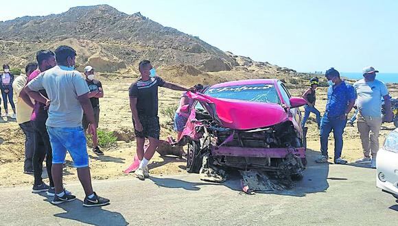 Un automóvil sufre aparatoso accidente en la vía Talara-Negritos. En tanto, otro vehículo choca con dos mototaxis.