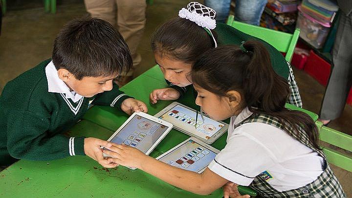 Busca proveer educación con tecnología a niños de escuelas rurales y entornos vulnerables.