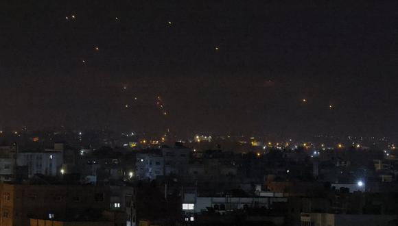 Un misil del sistema de defensa aérea Cúpula de Hierro de Israel, diseñado para interceptar y destruir cohetes de corto alcance y proyectiles de artillería, ilumina el cielo en el centro de la Franja de Gaza, el 21 de abril de 2022.(Foto de SAID KHATIB / AFP)