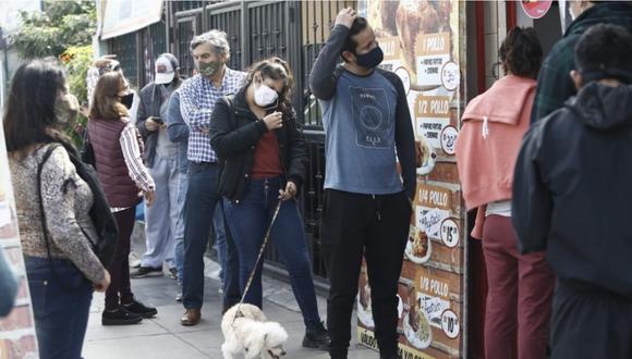 Ciudadanos esperando para que sean atendidos en una pollería por el Día del Pollo a la Brasa. | Foto: Francisco Neyra/GEC