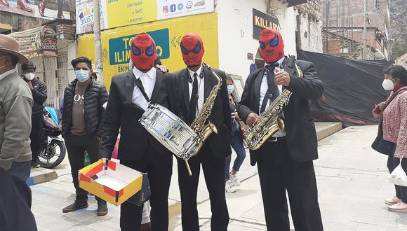 Huancavelica: Músicos salen a tocar con máscaras de Spider Man