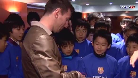 Lionel Messi recibe a niños damnificados por el tsunami de Japón