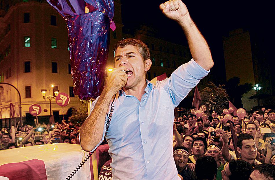 Asistentes a mitin de Julio Guzmán recibieron de regalo colchones y almohadas