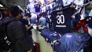 La nueva camiseta de Lionel Messi en PSG ya es vendida por los comerciantes de Gamarra (FOTOS)