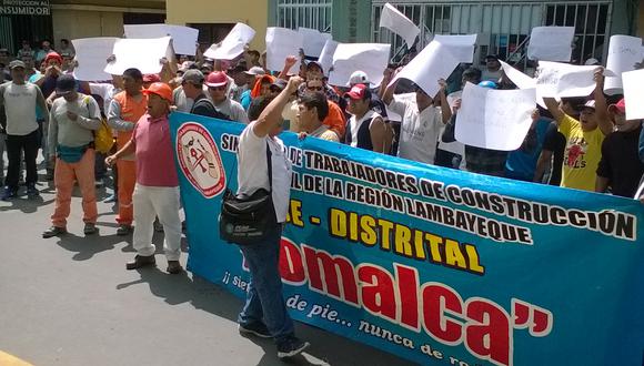 Chiclayo: integrantes de Construcción Civil realizan plantón frente a jefatura de la región policial