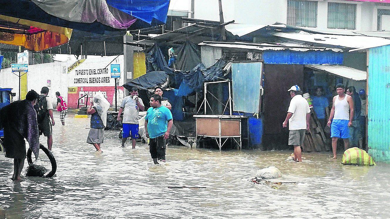 Piura: Fuertes lluvias arrasan con puestos de mercado