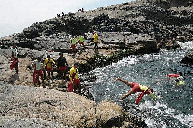 Buscan incansablemente a jóvenes desaparecidos en playa Atahualpa (FOTOS)