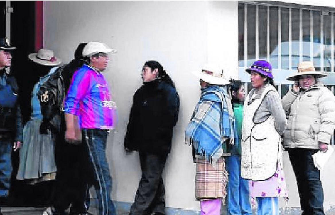 Puno: anciano denuncia que  le dieron billete falso  en el Banco de la Nación