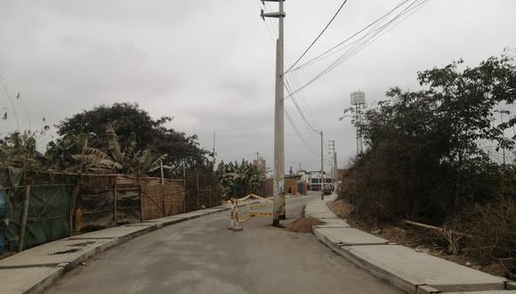 Vecinos solicitan remover postes que han quedado en la pista en Chincha