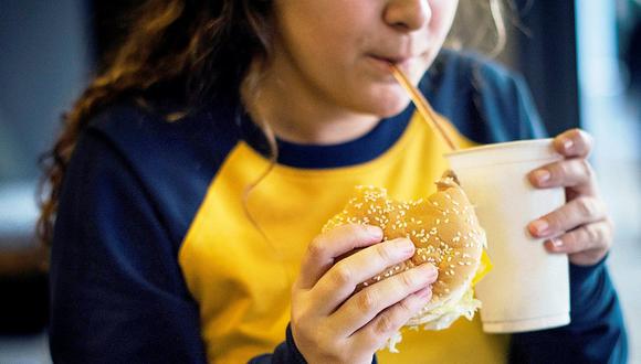 Estudio revela por qué algunas personas engordan más que otras a pesar de que coman lo mismo